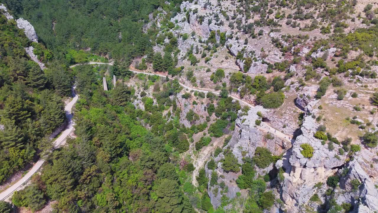 鸟瞰春天蜿蜒的山路。视频素材