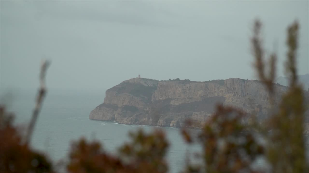 美丽的风景，有山、悬崖和大海视频素材