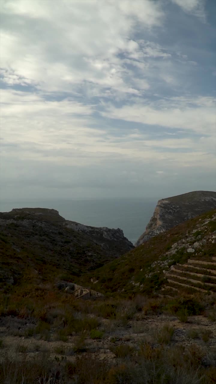 美丽的风景，有山、悬崖和大海视频素材