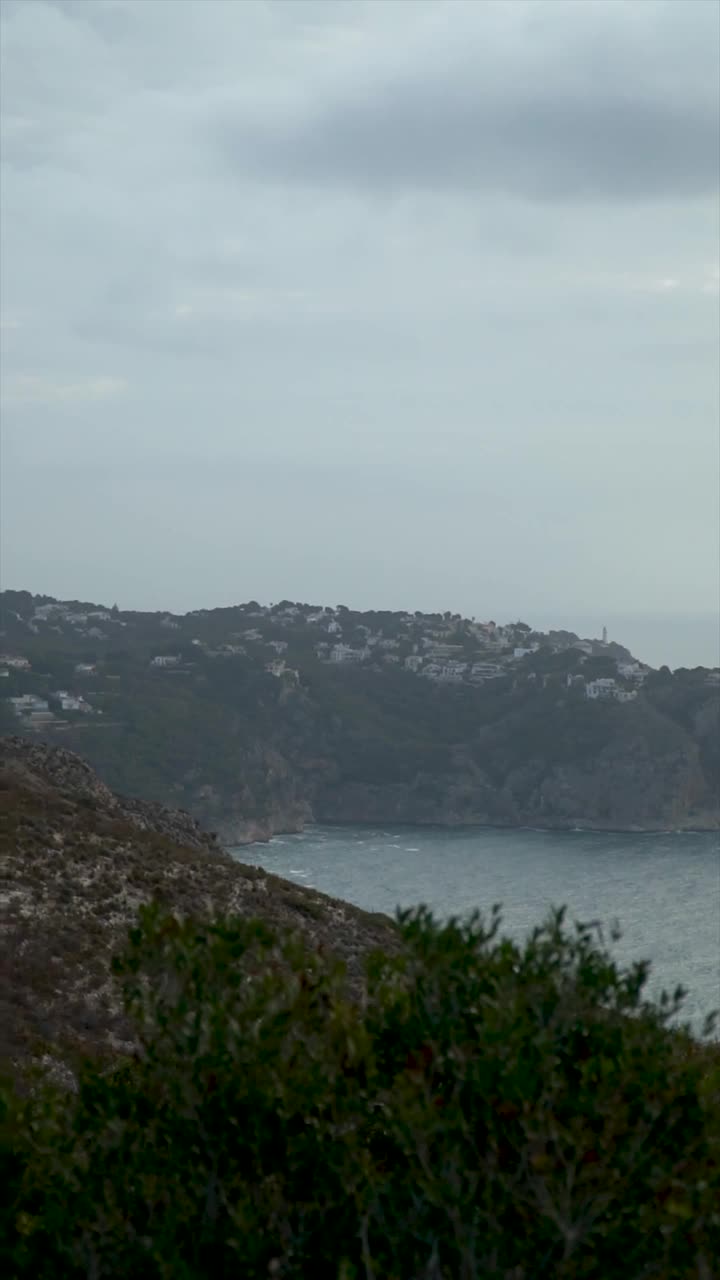 美丽的风景，有山、悬崖和大海视频素材