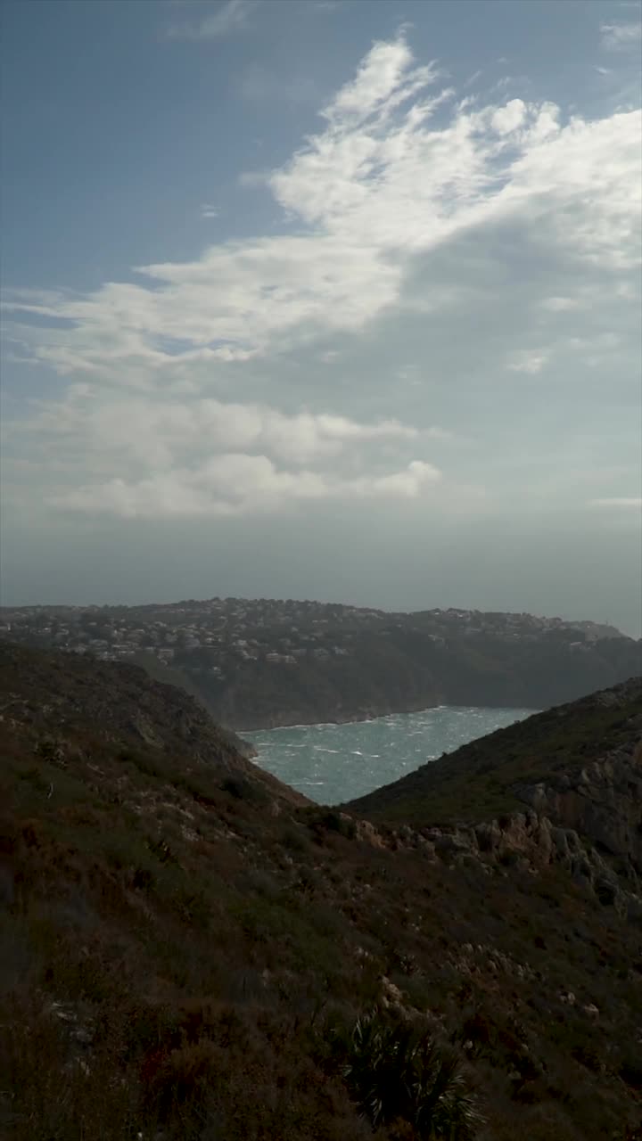 美丽的风景，有山、悬崖和大海视频素材