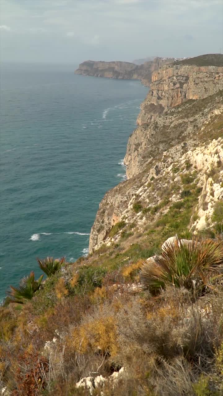 美丽的风景，有山、悬崖和大海视频素材