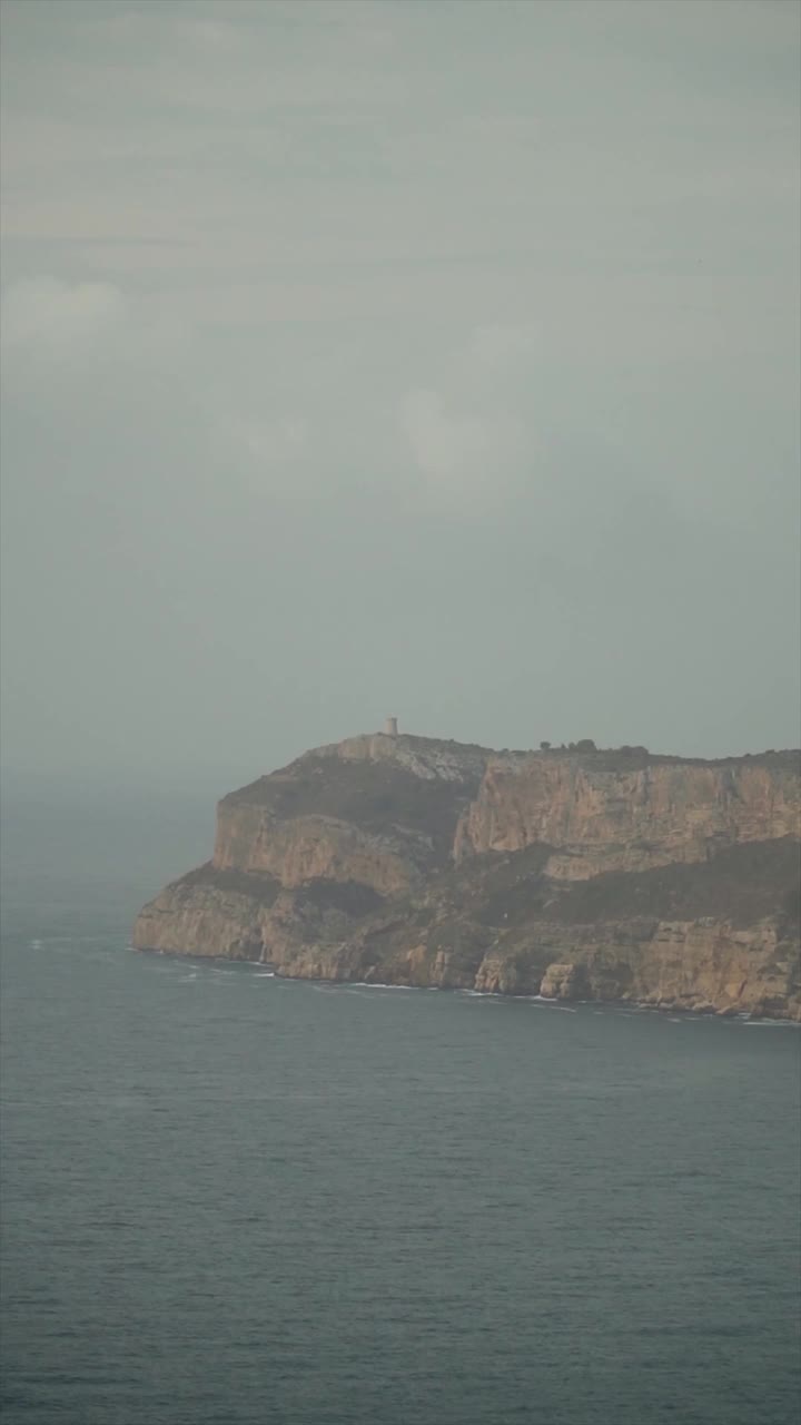 美丽的风景，有山、悬崖和大海视频素材