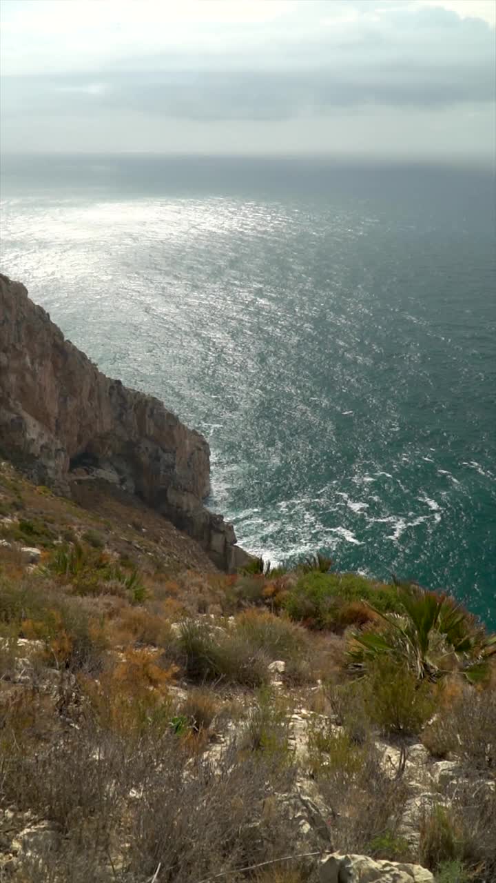 美丽的风景，有山、悬崖和大海视频素材