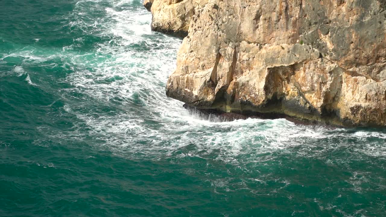 美丽的风景，有山、悬崖和大海视频素材