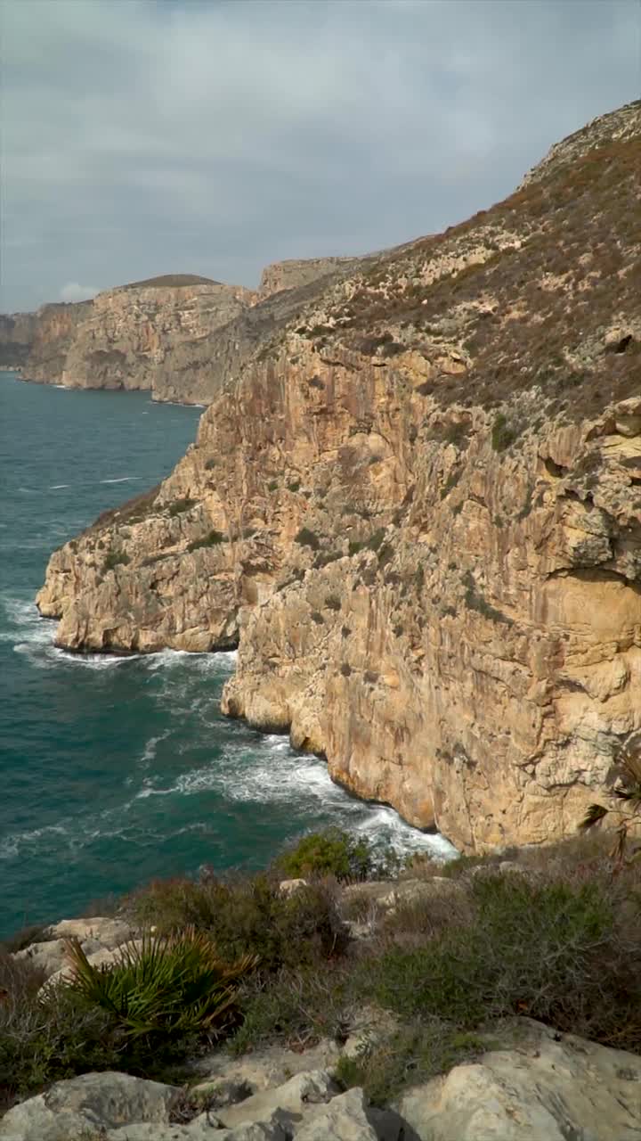 美丽的风景，有山、悬崖和大海视频素材