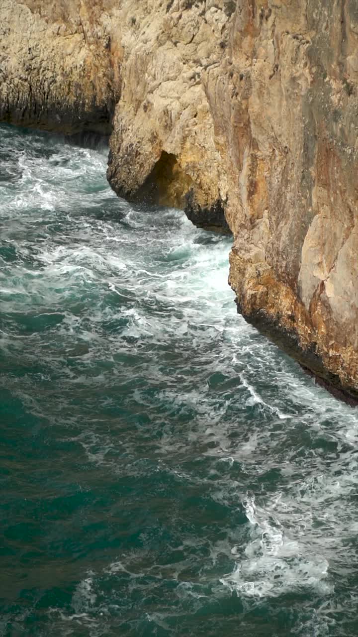 美丽的风景，有山、悬崖和大海视频素材