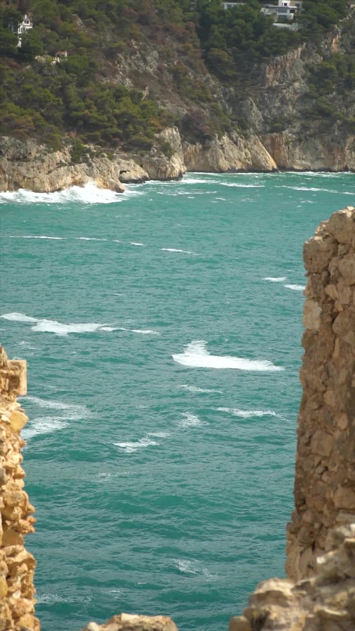 美丽的风景，有山、悬崖和大海视频素材