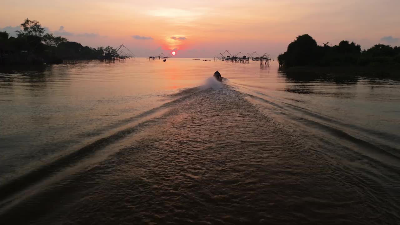 鸟瞰图美丽的早晨日出与传统的渔网在Pak Pra村，Phatthalung，泰国视频素材