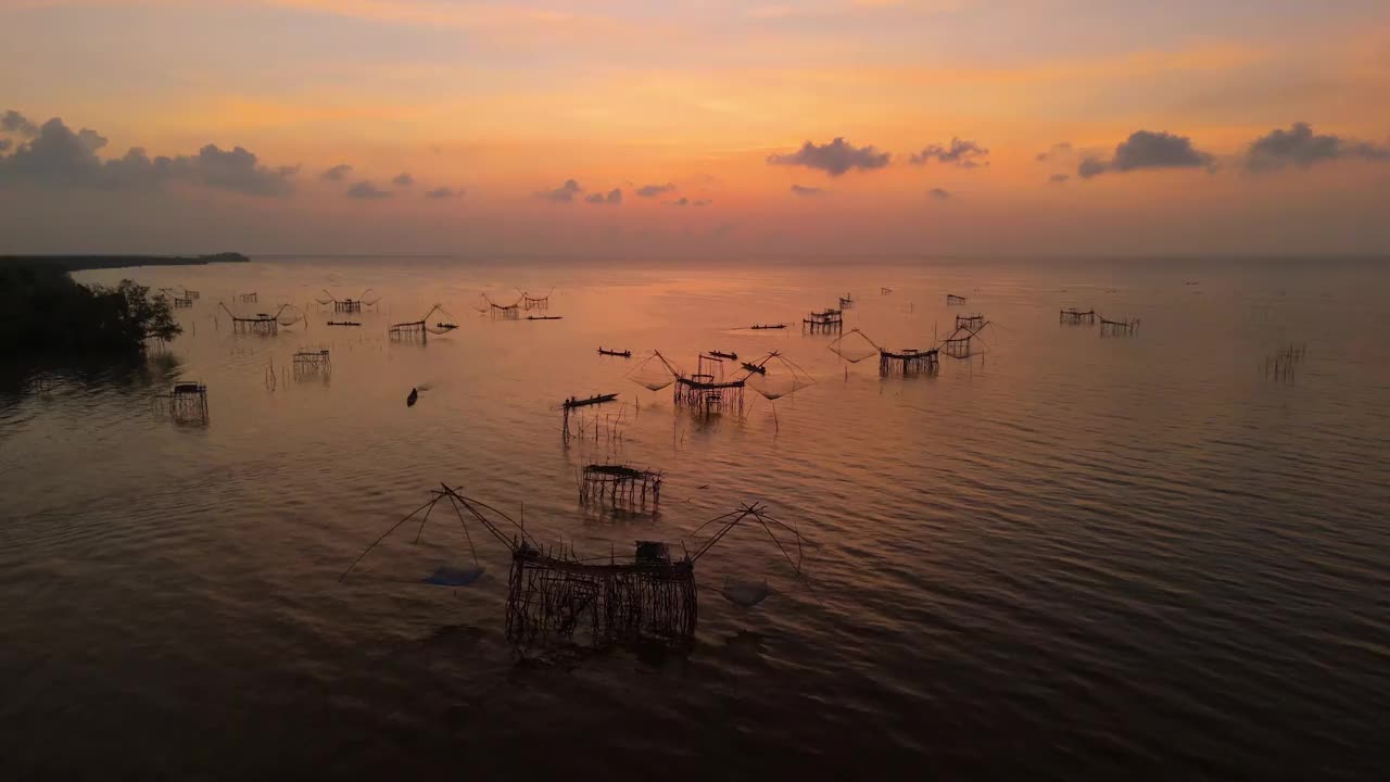 鸟瞰图美丽的早晨日出与传统的渔网在Pak Pra村，Phatthalung，泰国视频素材