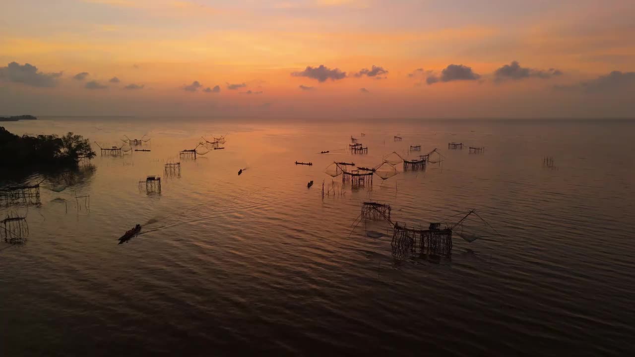 鸟瞰图美丽的早晨日出与传统的渔网在Pak Pra村，Phatthalung，泰国视频素材