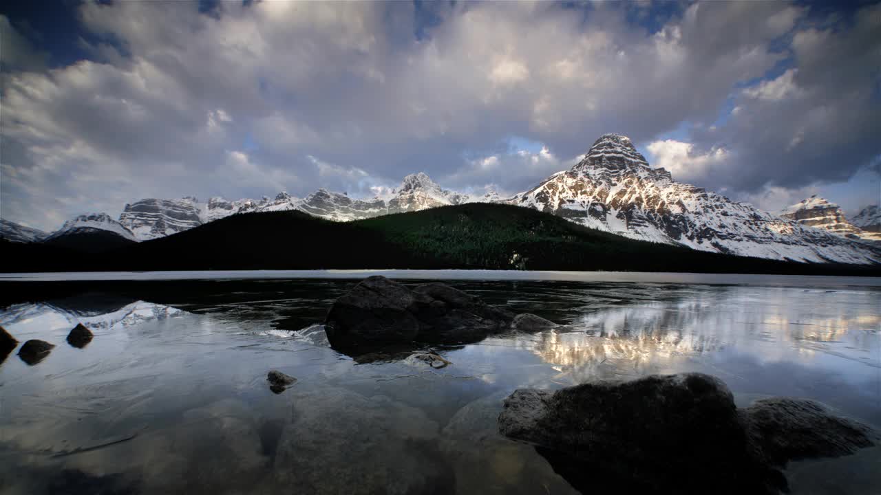 湖与冰反射壮丽的落基山脉视频下载