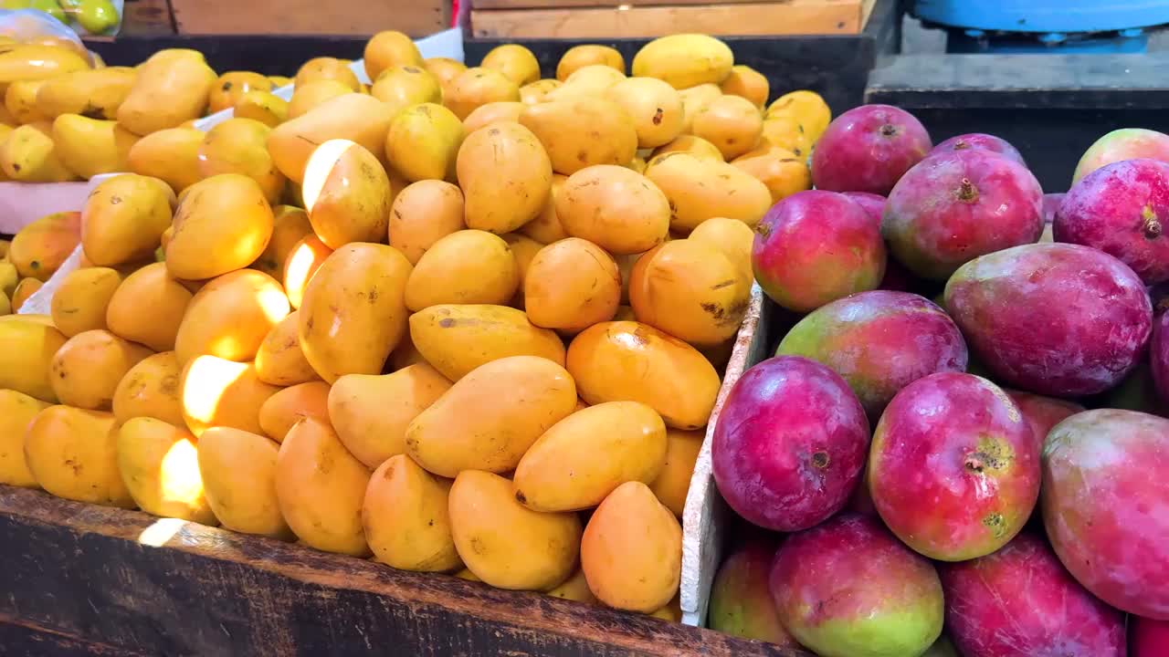 新鲜芒果和土豆展示视频素材