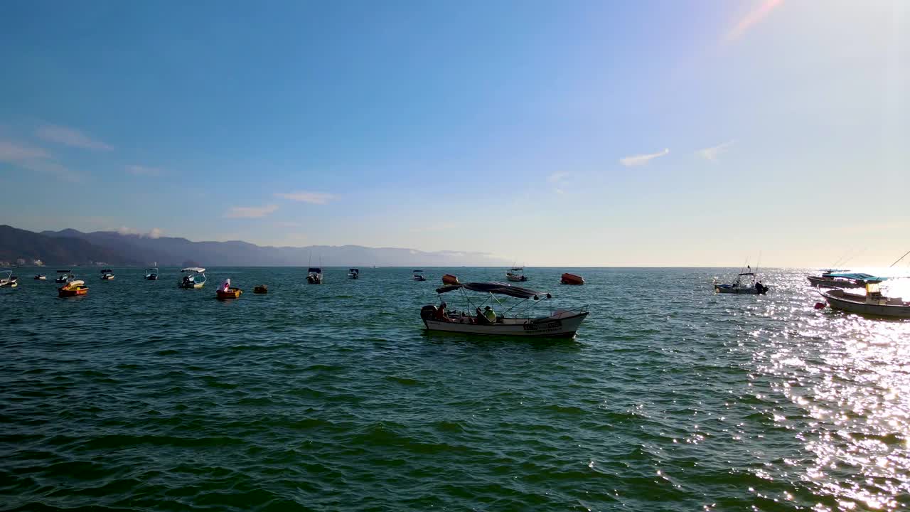 Bahía de Banderas湾。墨西哥。的墨西哥巴亚尔塔港。日落。晚上。视频下载