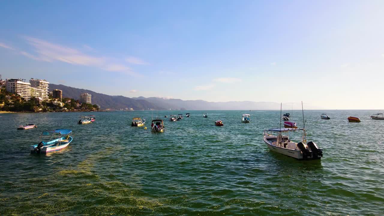 Bahía de Banderas湾。墨西哥。的墨西哥巴亚尔塔港。日落。晚上。视频下载