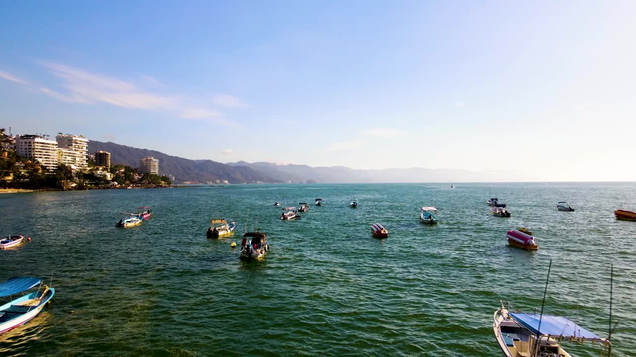 Bahía de Banderas湾。墨西哥。的墨西哥巴亚尔塔港。日落。晚上。视频素材