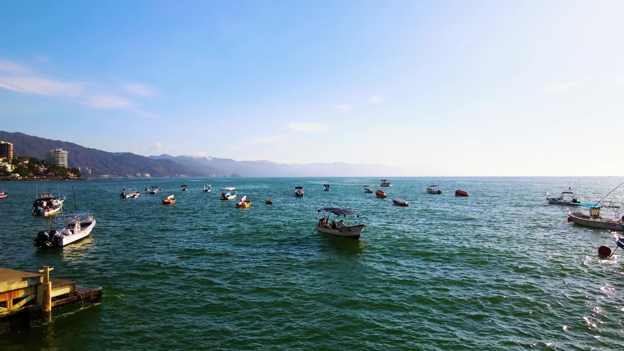 Bahía de Banderas湾。墨西哥。的墨西哥巴亚尔塔港。日落。晚上。视频素材