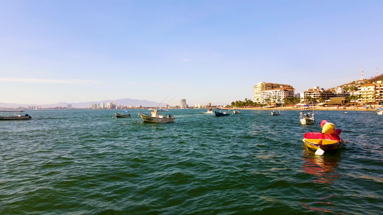 Bahía de Banderas湾。墨西哥。的墨西哥巴亚尔塔港。日落。晚上。视频下载