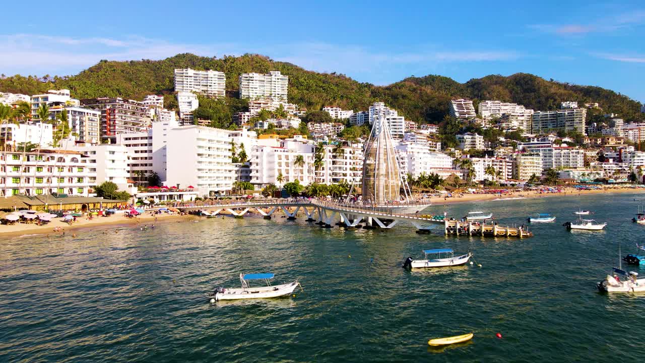 Bahía de Banderas湾。墨西哥。的墨西哥巴亚尔塔港。日落。晚上。视频素材