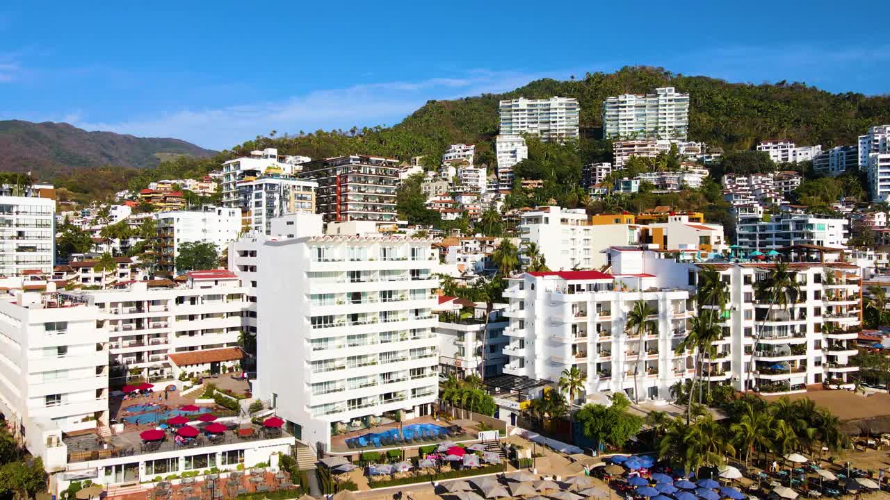 Bahía de Banderas湾。墨西哥。的墨西哥巴亚尔塔港。日落。晚上。视频素材