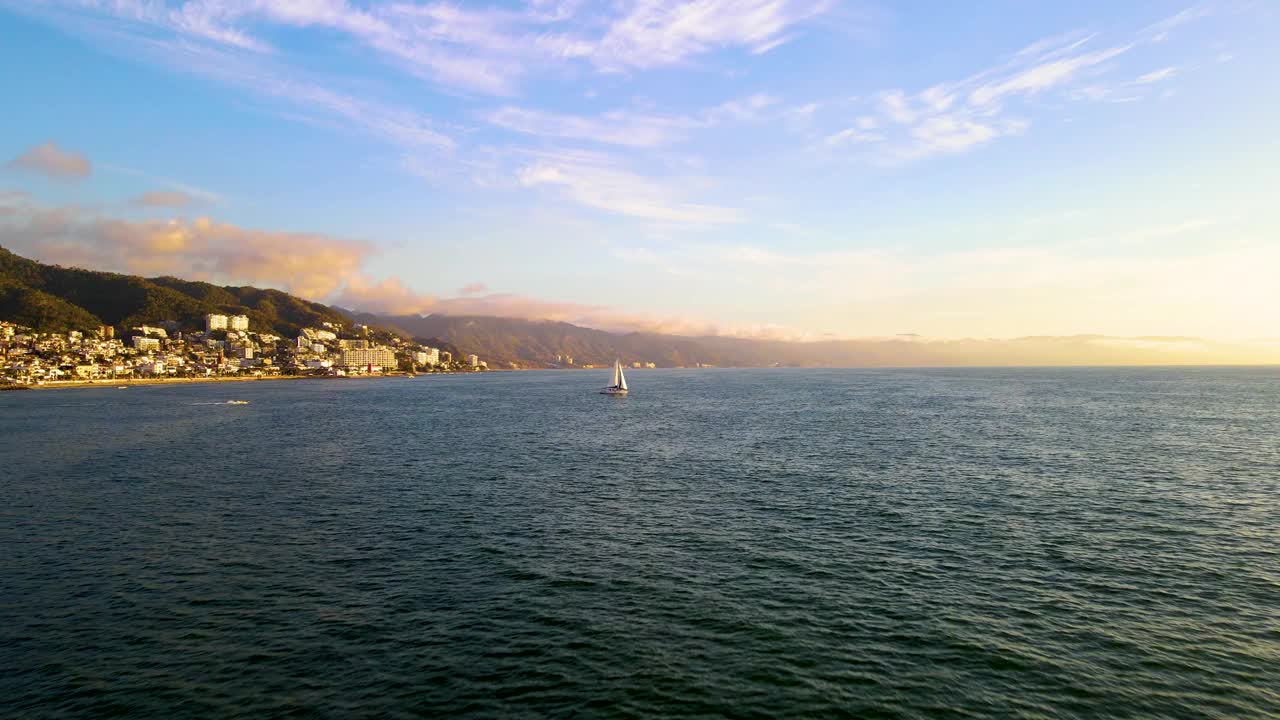 Bahía de Banderas湾。墨西哥。的墨西哥巴亚尔塔港。日落。晚上。视频下载