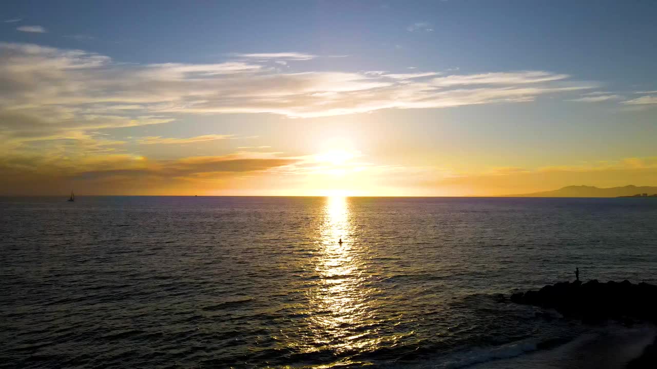 Bahía de Banderas湾。墨西哥。的墨西哥巴亚尔塔港。日落。晚上。视频素材