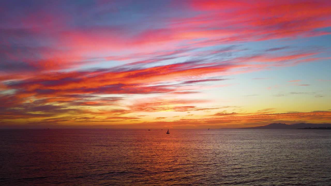 Bahía de Banderas湾。墨西哥。的墨西哥巴亚尔塔港。日落。晚上。视频下载