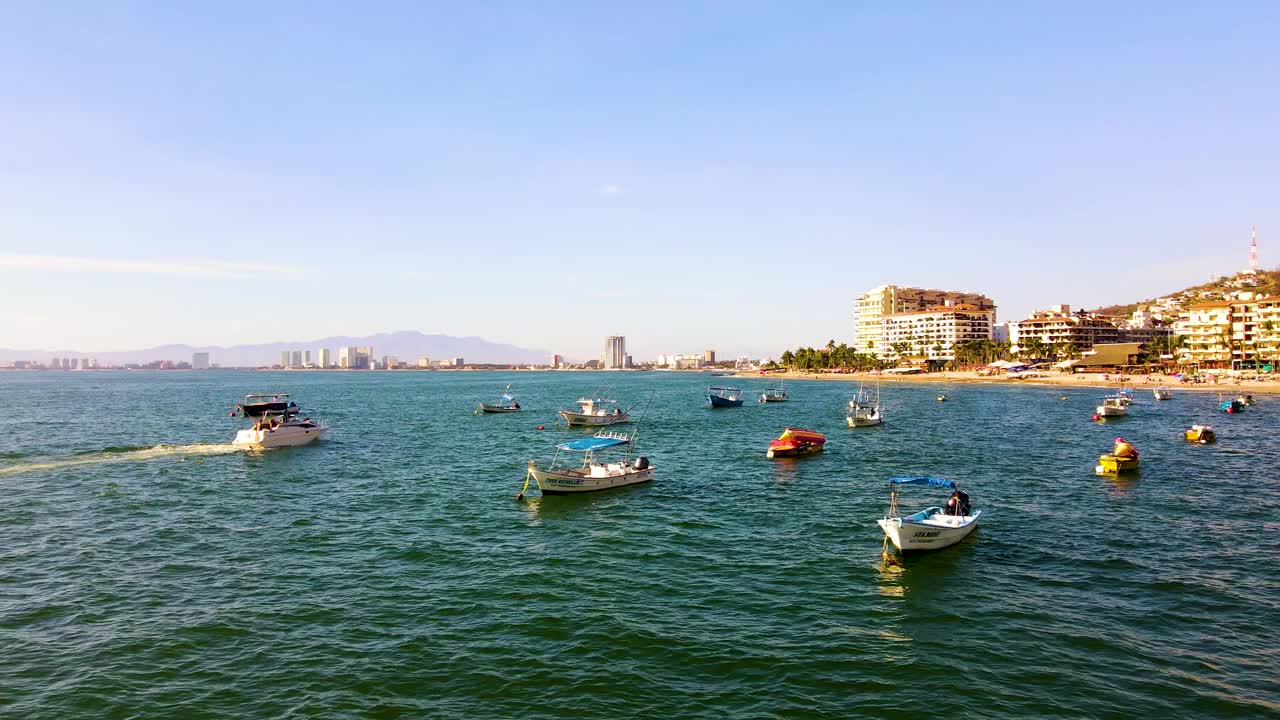 Bahía de Banderas湾。墨西哥。的墨西哥巴亚尔塔港。日落。晚上。视频下载