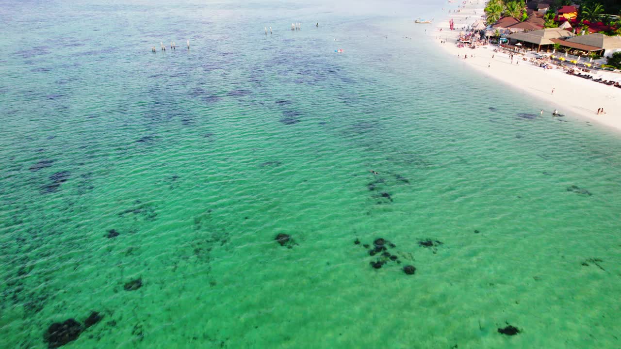 里佩岛上清澈的海水和船只视频素材