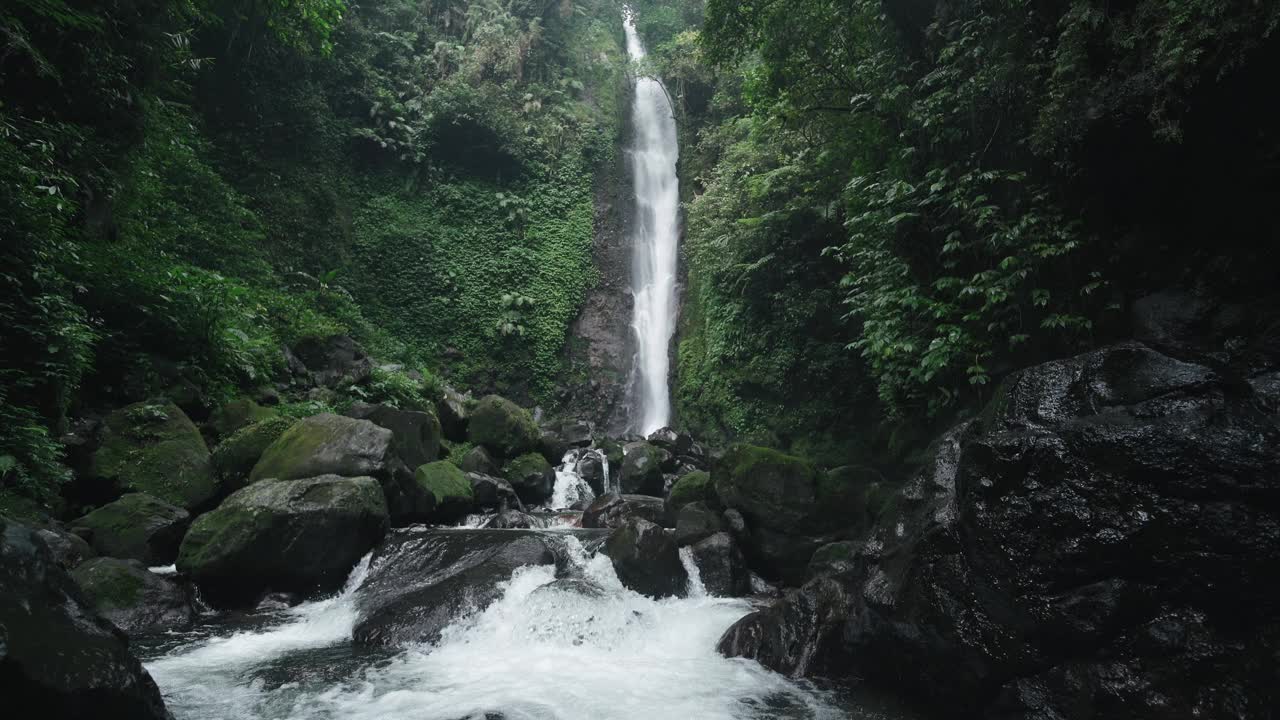 隐藏在热带雨林中的惊人瀑布。美丽的自然背景。4 k视频素材