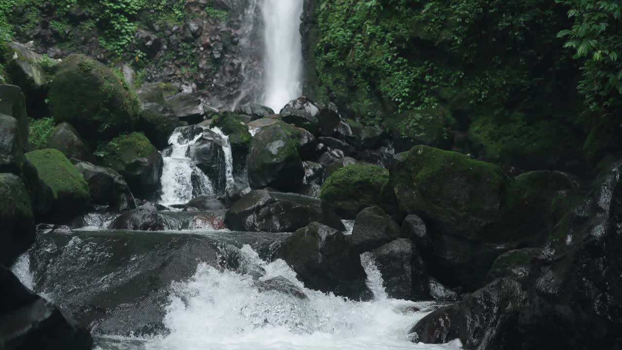 美丽的瀑布隐藏在热带雨林丛林的自然背景视频素材