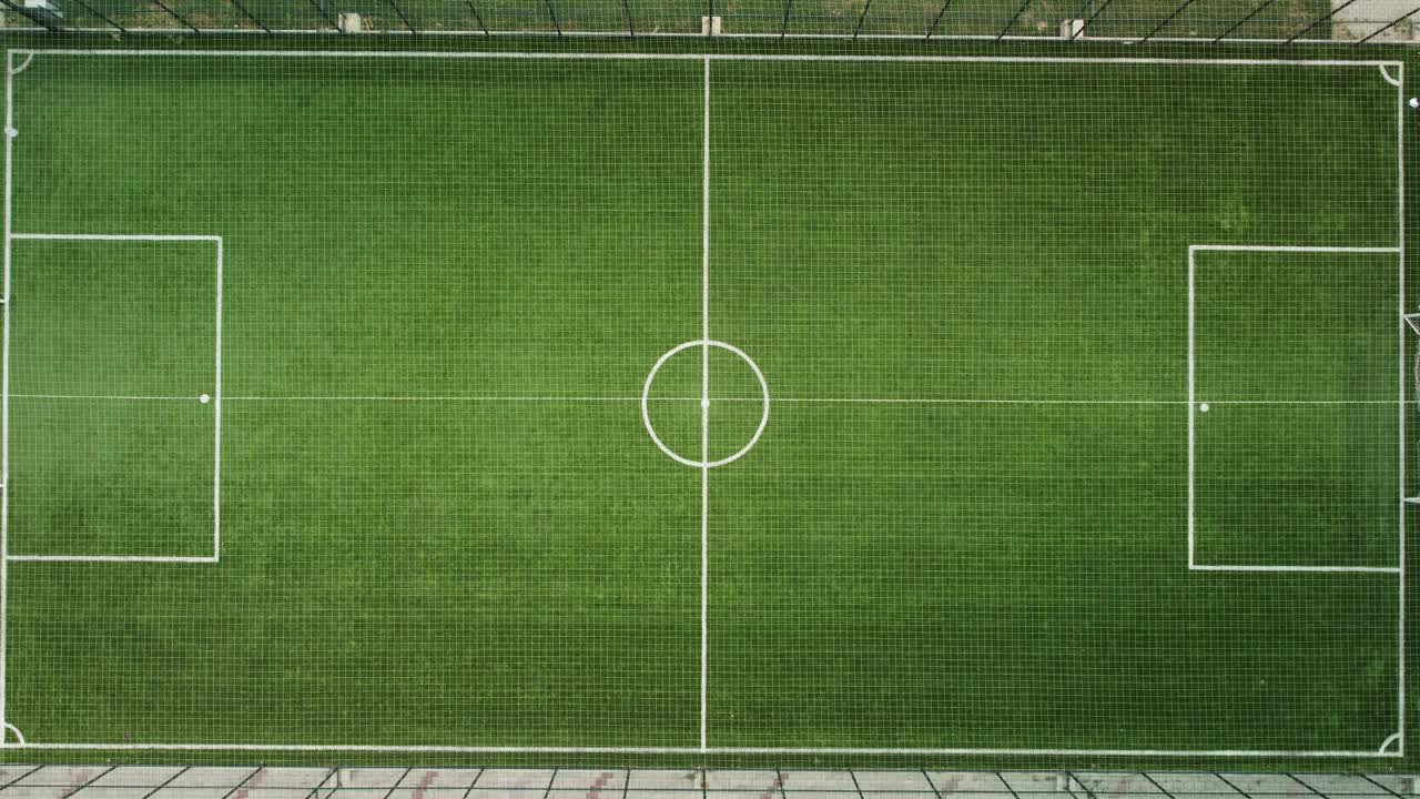 草地足球场的全景视图。视频素材