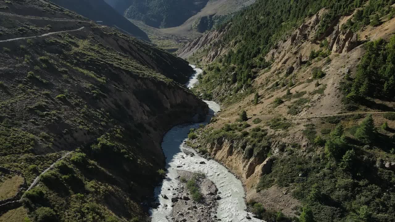 空中无人机拍摄的尼提山谷。无人机拍摄的山谷视频下载