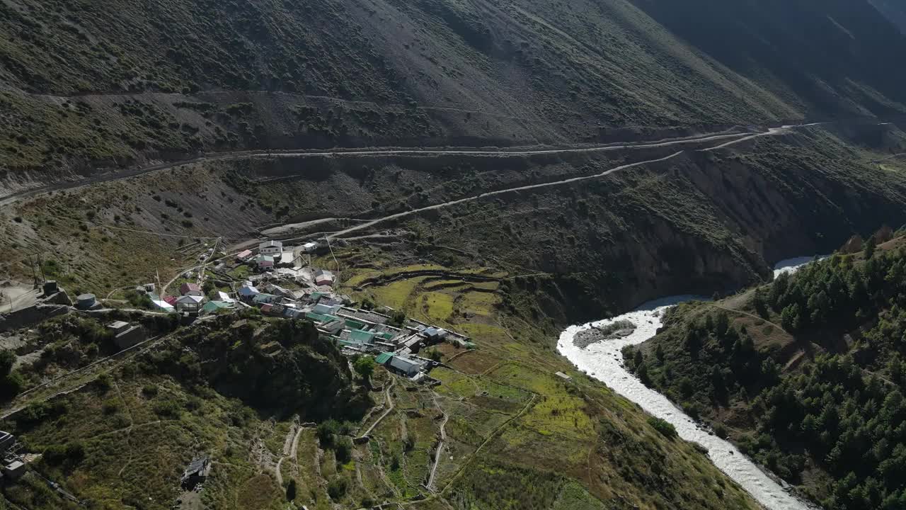 无人机在山区拍摄的一个小村庄视频素材