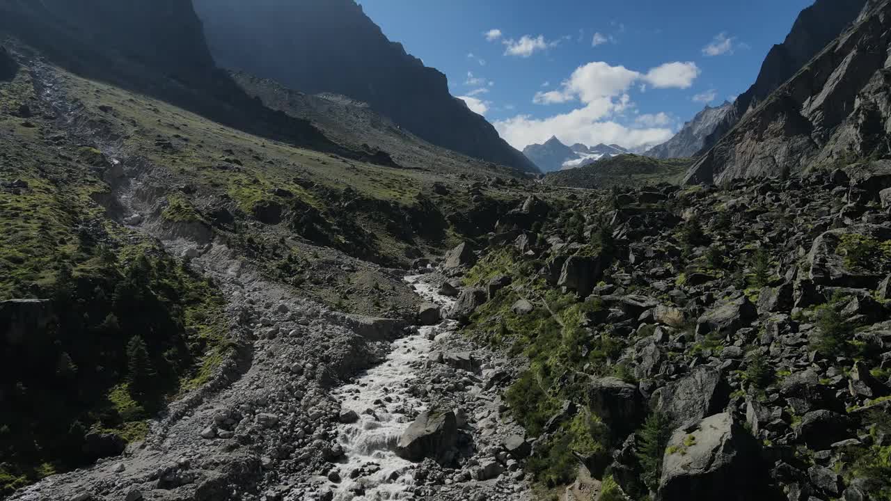 无人机拍摄的喜马拉雅山脉一条河流的画面视频下载