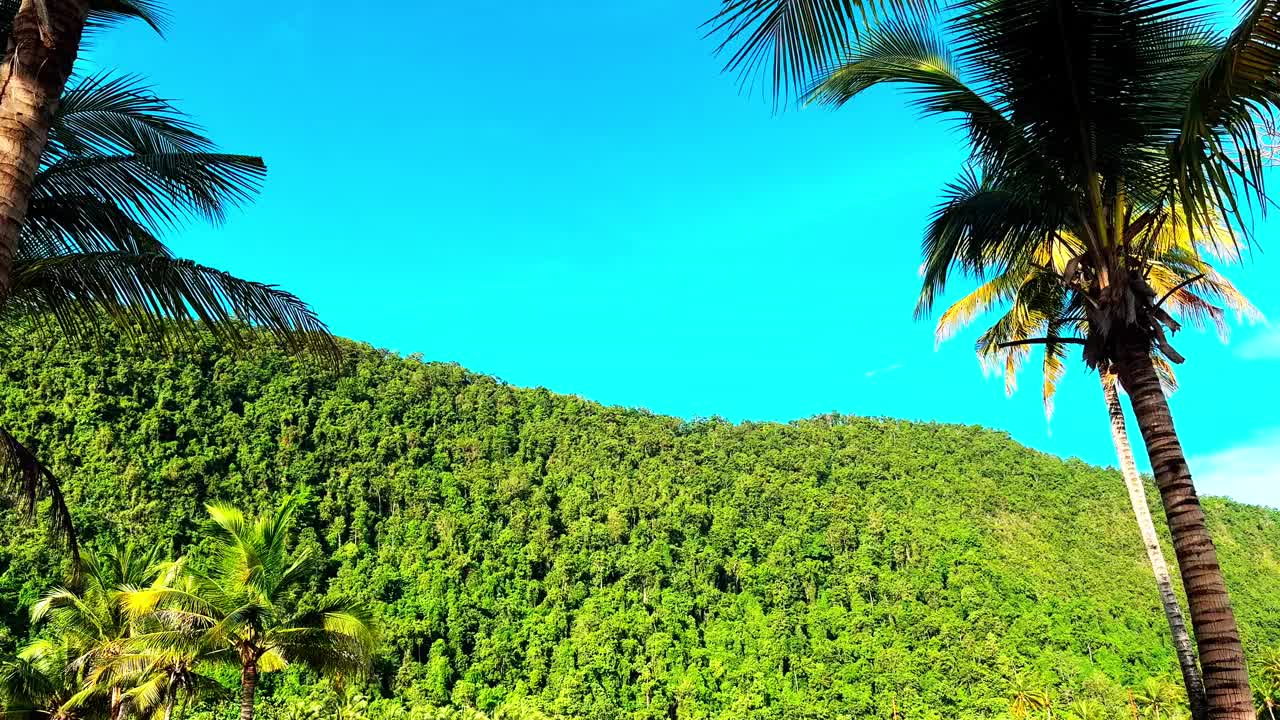 美丽的风景与蓝天在查亚普拉市的山区视频下载