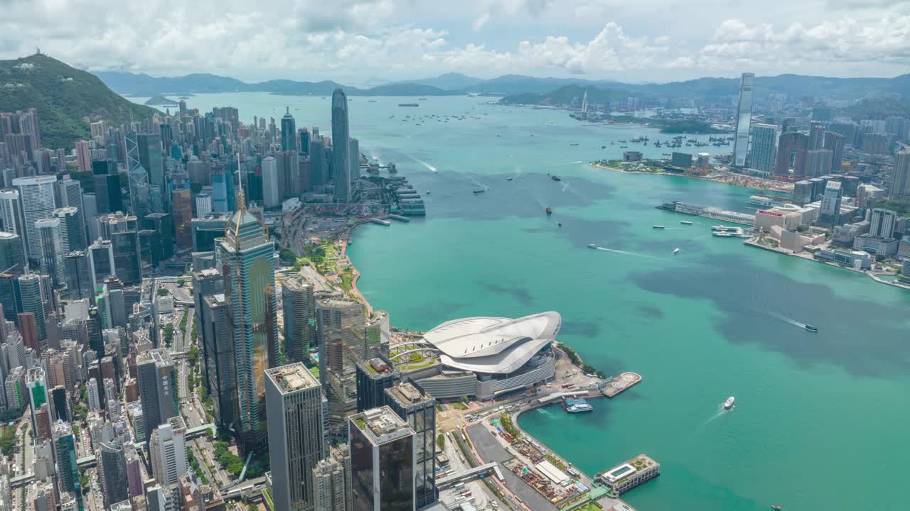 鸟瞰维多利亚港，香港城市的清晨天际线。视频素材