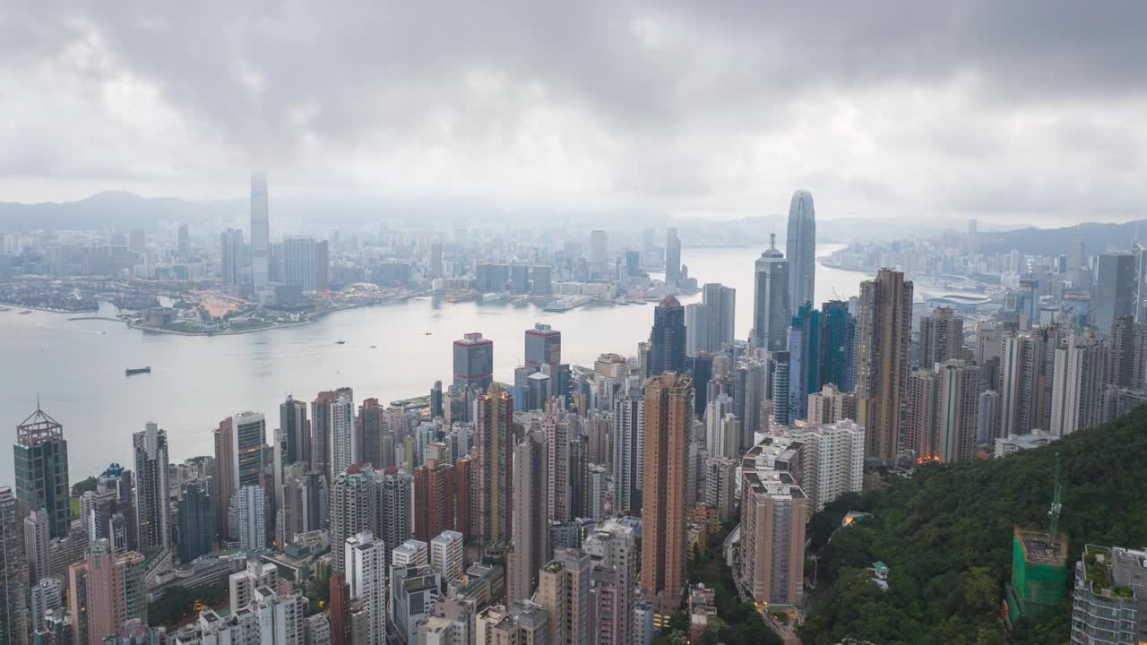 鸟瞰维多利亚港，香港城市的清晨天际线。视频素材