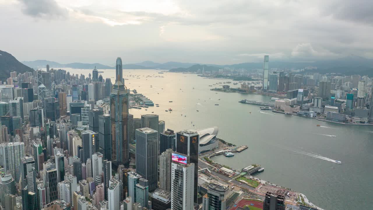 鸟瞰维多利亚港，香港城市的清晨天际线。视频素材