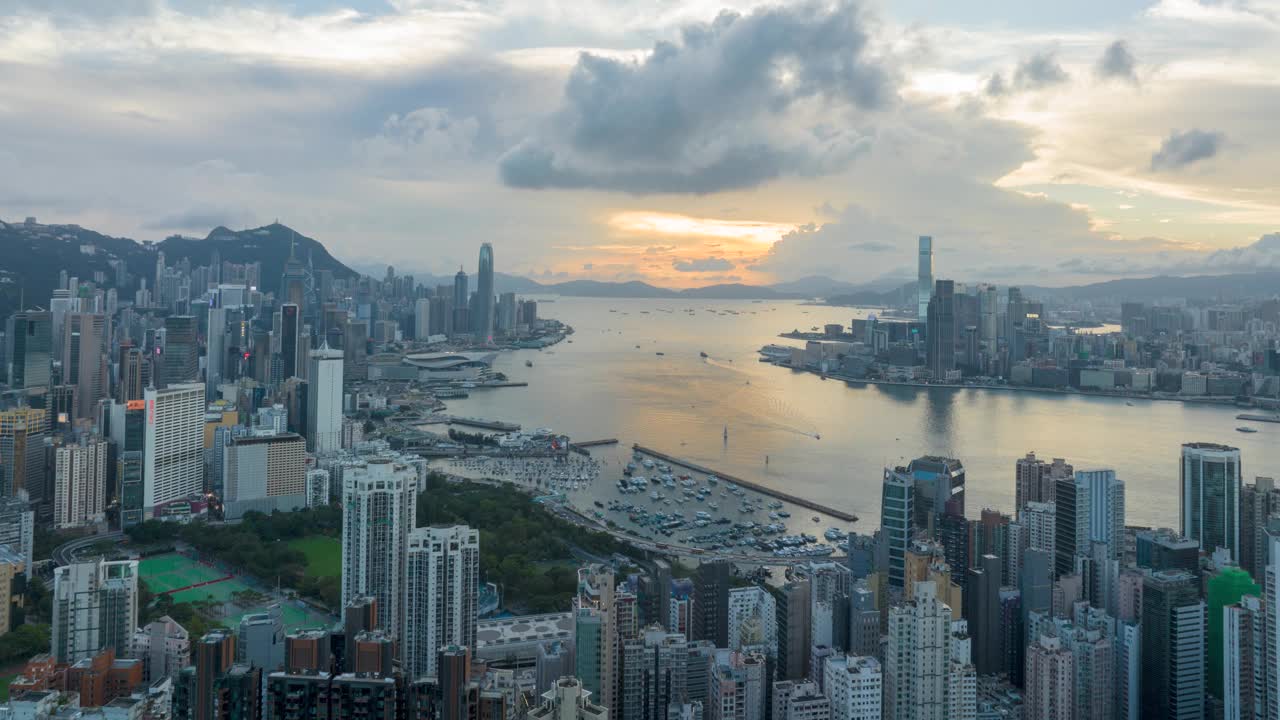 鸟瞰维多利亚港，香港城市的清晨天际线。视频素材