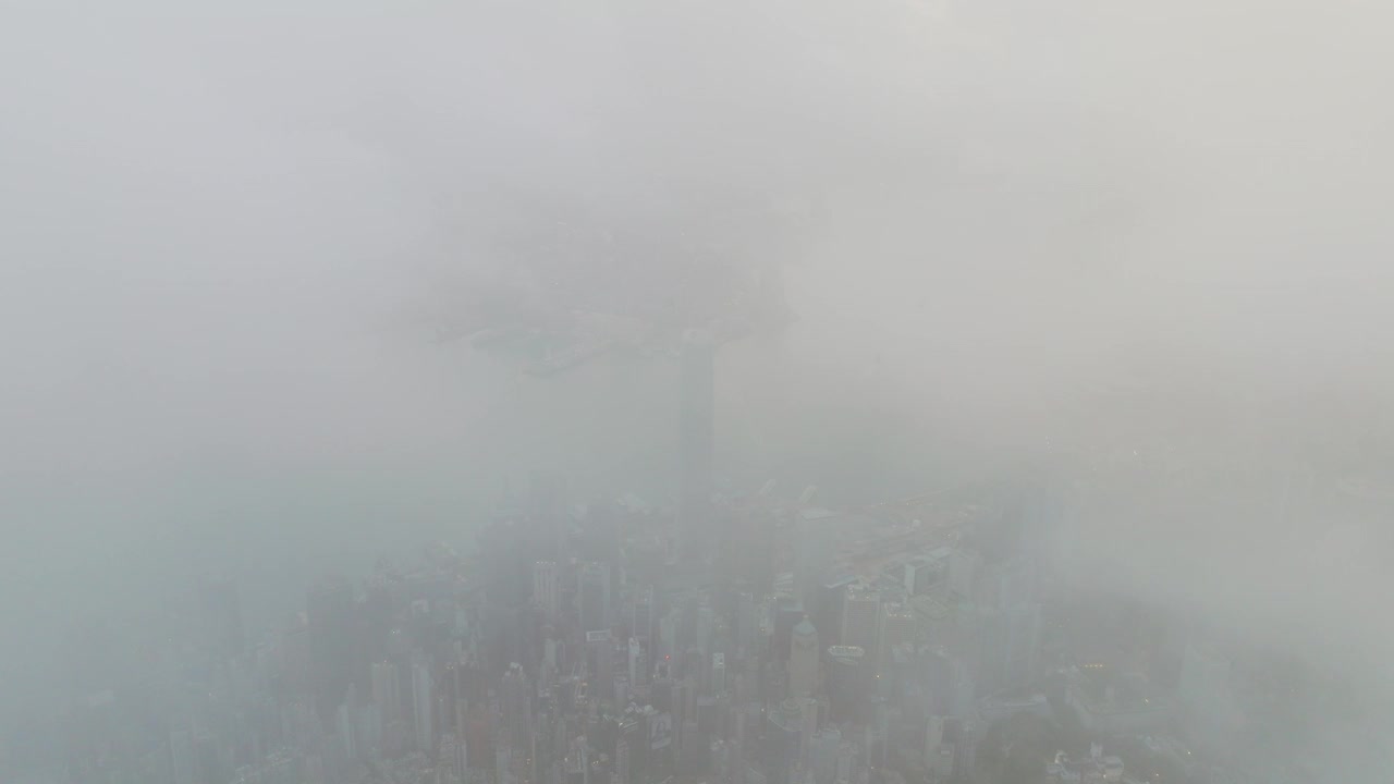 香港苏醒了，海港在散乱的晨云下闪闪发光。视频素材