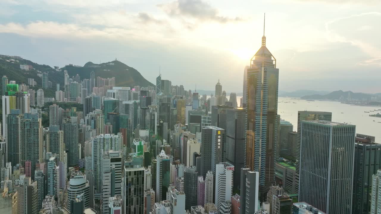 鸟瞰维多利亚港，香港城市的清晨天际线。视频素材