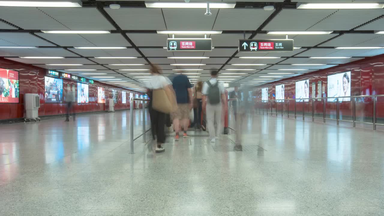 一群亚洲人在香港捷运地铁站行走。视频素材