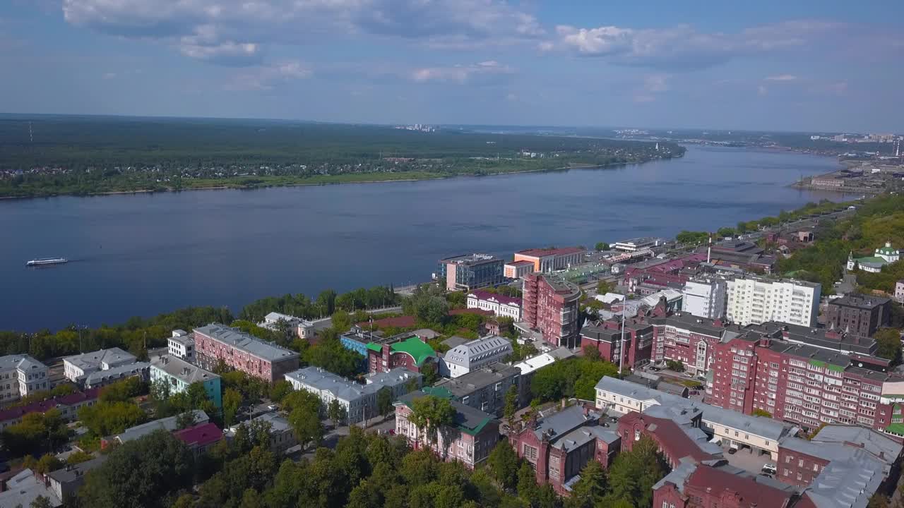 夏日鸟瞰图。夹。一个有房子和建筑的大城市，周围有一条河，夏季乘船旅行在这里举行。视频素材