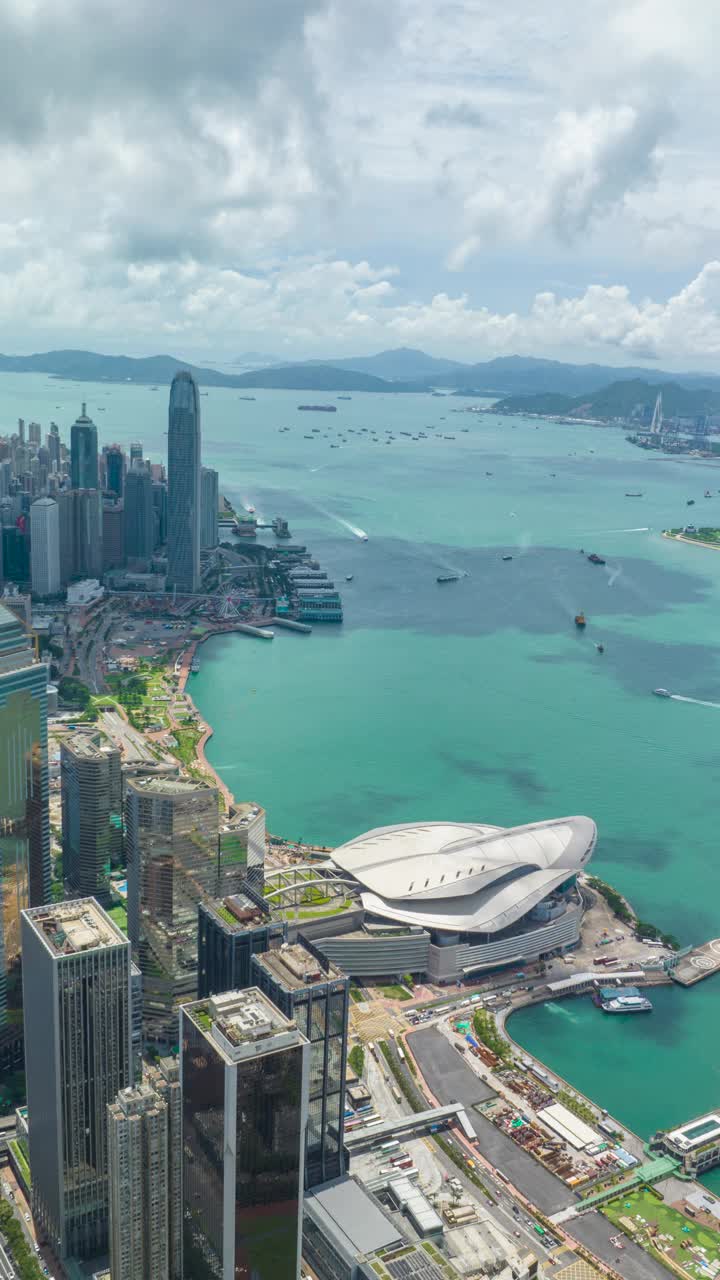 鸟瞰维多利亚港，香港城市的清晨天际线。视频素材