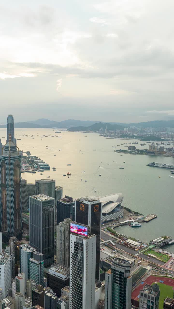 鸟瞰维多利亚港，香港城市的清晨天际线。视频素材