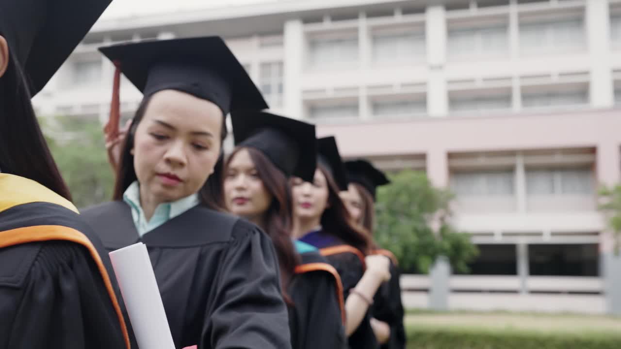 一群穿着毕业礼服的女生站成一排视频素材