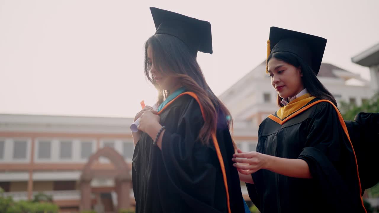 两个穿着毕业礼服的女人站在一起视频素材