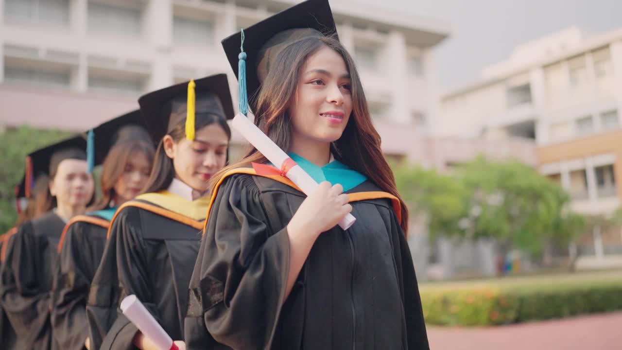 一群穿着毕业礼服的女人站成一排视频素材