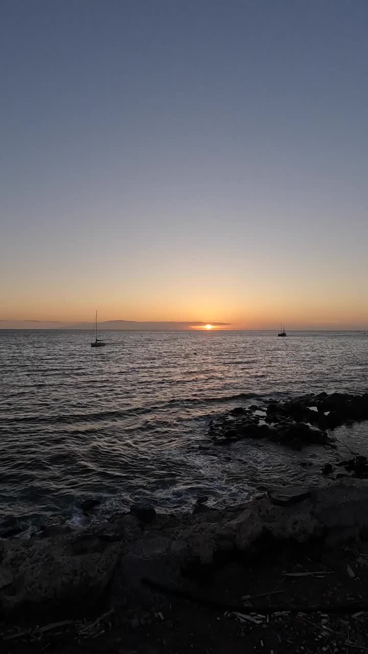 太阳正落在海面上，在水面上投下温暖的光芒视频素材